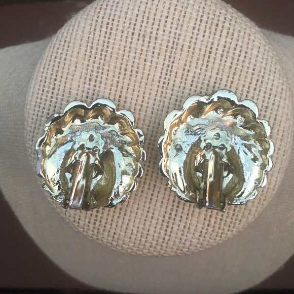 Gold Tone Shells Clip On Earrings - Picture 5 of 6